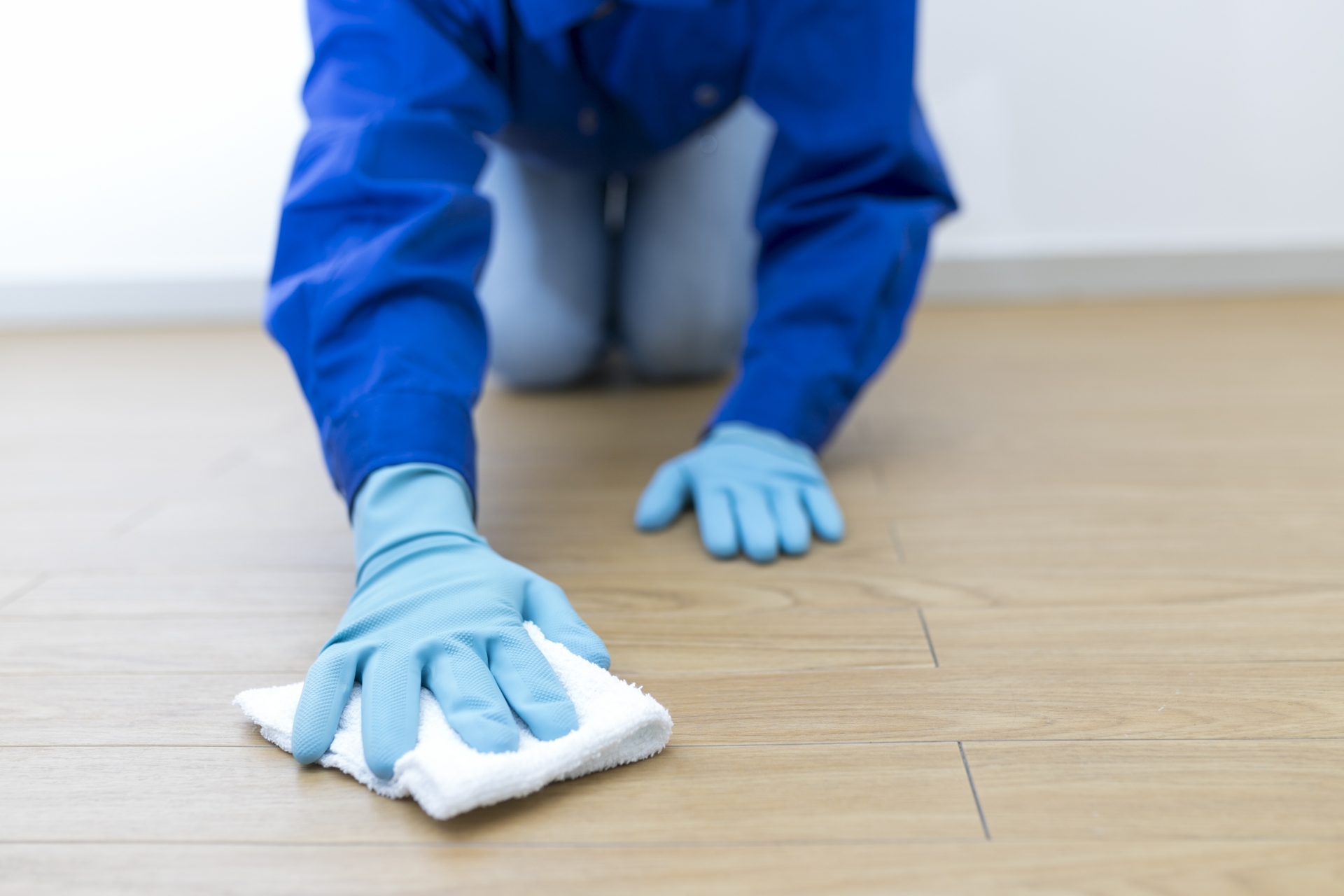 床を掃除する女性